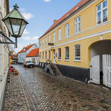 2 Bedroom Cozy In Appartement *